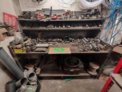 un établi avec de nombreux outils
