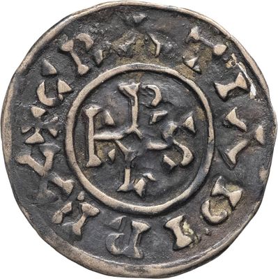 une pièce de monnaie en argent portant l'image d'une croix