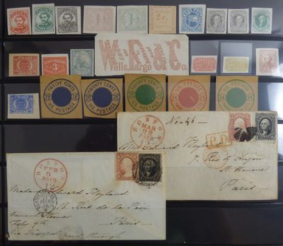 quelques vieilles lettres et timbres sont exposés dans une vitrine