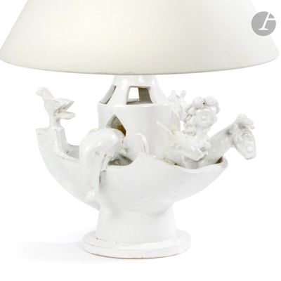 une lampe de table blanche avec un abat-jour blanc