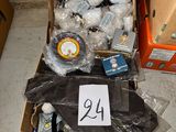 une boîte en carton remplie d'objets divers et d'une étiquette de prix