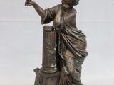 une statue représentant une femme tenant un oiseau sur la main