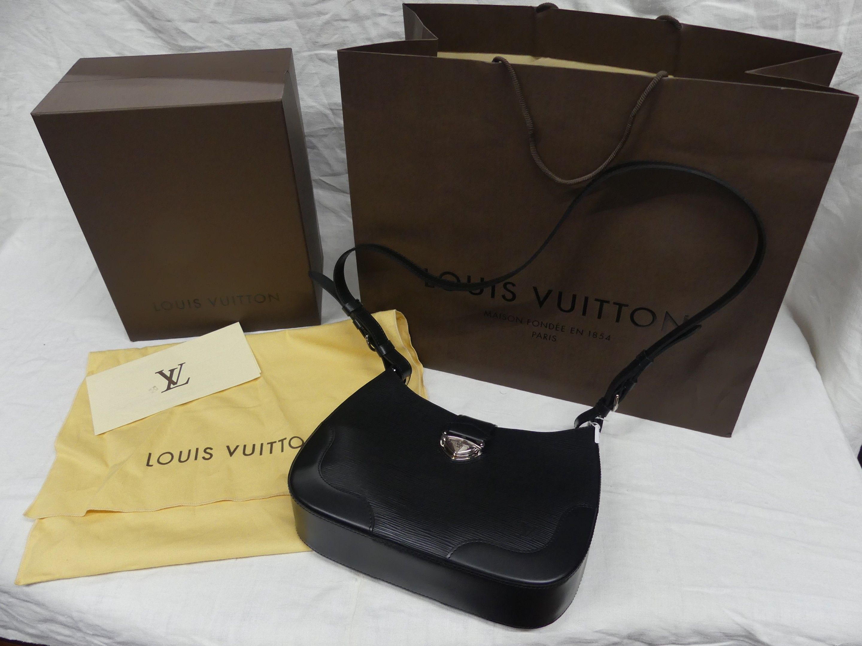 LOUIS VUITTON MUSETTE BAGATELLE Cuir noir Housse et papier A l'état de neuf
