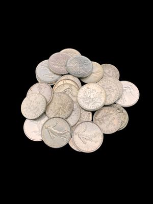 un tas de pièces d'argent sur fond noir