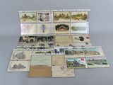 une photo représentant une collection de cartes postales et d'enveloppes provenant du monde entier