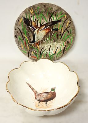 deux bols décorés d'oiseaux, posés sur une table