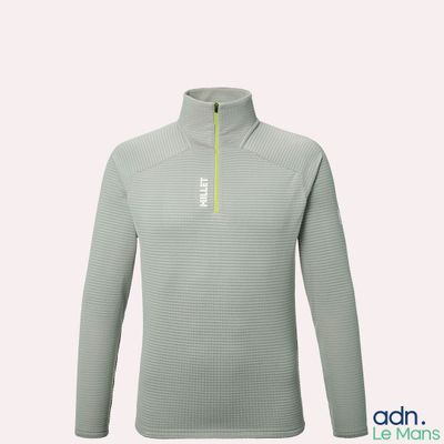un gros plan d'un pull vert clair à demi-zip sur fond blanc