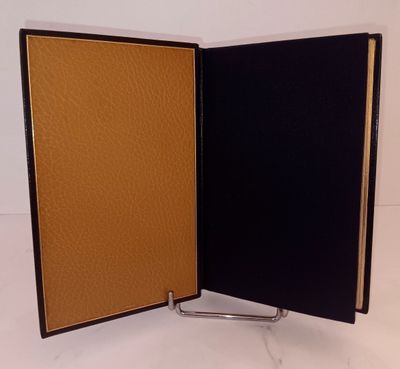 un livre noir à la couverture marron et un livre noir à la couverture marron