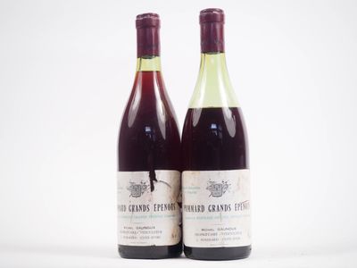 deux bouteilles de vin posées l'une à côté de l'autre sur une table