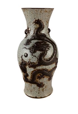 un vase orné d'un dragon sur fond blanc