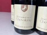 trois bouteilles de vin sont alignées sur une table
