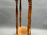 une petite table en bois surmontée d'une étagère