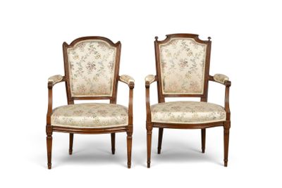 paire de fauteuils en noyer de style Louis XVI