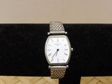 une montre posée sur un support