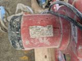 une borne d'incendie rouge sur laquelle est accrochée une étiquette