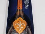 une image représentant une bouteille de champagne dans une boîte bleue