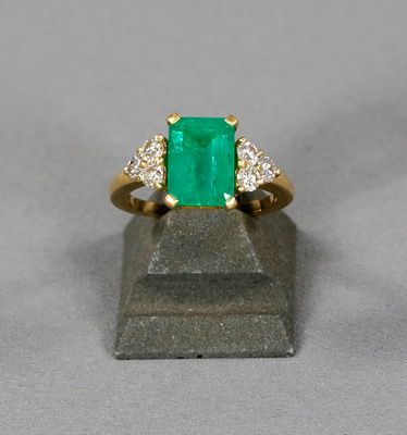 BAGUE en or jaune 18K, sertie d'une belle émeraude de forme …