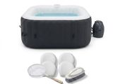 un jacuzzi gonflable avec ses accessoires, notamment une brosse, du savon et un distributeur de savon