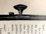 une photo en noir et blanc d'une pipe posée sur un livre