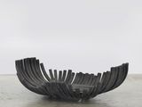 une photo d'une sculpture réalisée à partir de lattes de bois