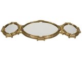 un gros plan d'un miroir sur lequel sont posés trois autres miroirs