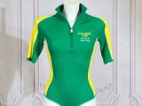 Le maillot de bain vert et jaune est présenté sur un mannequin