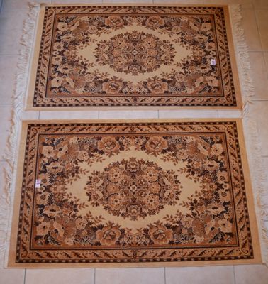 deux tapis posés à même le sol dans une pièce carrelée