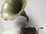 un Phonom vert et doré posé sur un socle en bois