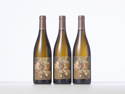 trois bouteilles de vin posées sur une table l'une à côté de l'autre