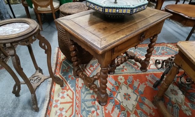 Table bureau d’époque Louis XIII en noyer, un tiroir en ceinture,...