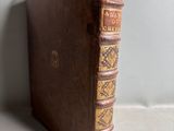un vieux livre à la couverture brune posé sur une table