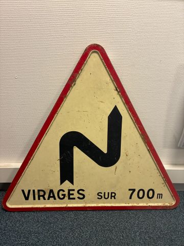 Lot de plaques émaillées et panneaux routiers. Joint un cache mot