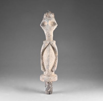 une statue représentant une femme coiffée d'une couronne