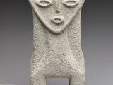 une image représentant une sculpture d'une personne avec une tête