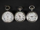trois montres de poche en argent comportant des chiffres romains