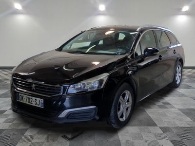la voiture noire est garée sur un sol en damier dans le garage