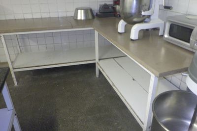 une photo d'une cuisine avec un mixeur posé sur le plan de travail