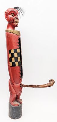 TAMBOUR A FENTE en bois peint figurant un diable.