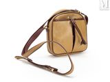 une photo d'un petit sac beige muni d'une bandoulière marron