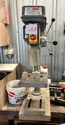 une machine posée sur une table dans une pièce