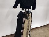 une photo d'une robe en noir et blanc sur un mannequin