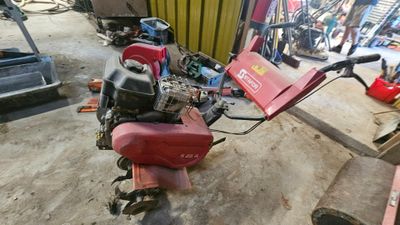 un petit cyclomoteur rouge garé dans un garage