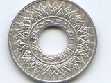 une vieille pièce d'argent sur laquelle figure un motif sur un fond blanc