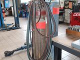 une borne d'incendie posée sur une table dans un garage