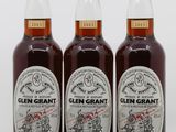 trois bouteilles de whisky Glen Grant sur fond blanc