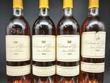 quatre bouteilles de vin sont alignées