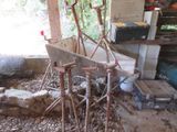 un tas de vieilles chaises en bois dans une pièce