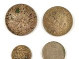 quatre types de pièces différents sont présentés sur une surface blanche