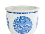 un bol bleu et blanc orné d'un dragon