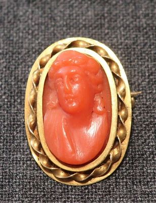 Gros plan sur une bague en or ornée d'une pierre rouge
